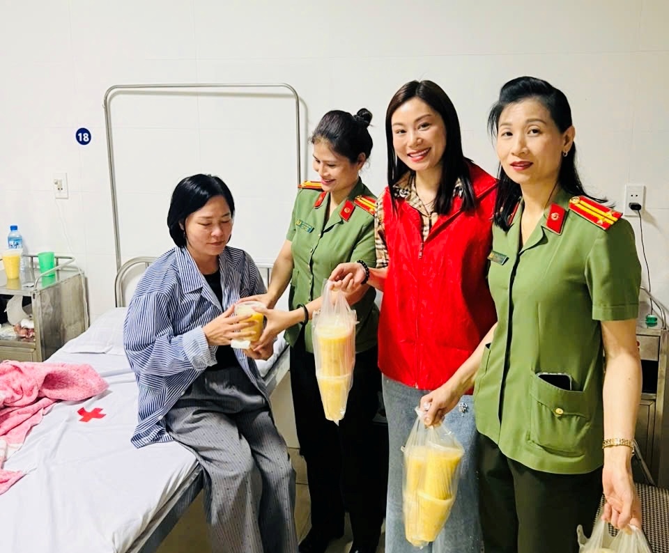 Lan tỏa yêu thương từ những suất cháo nghĩa tình: Hội Phụ nữ Phòng An ninh đối ngoại hưởng ứng “Tháng Nhân đạo”